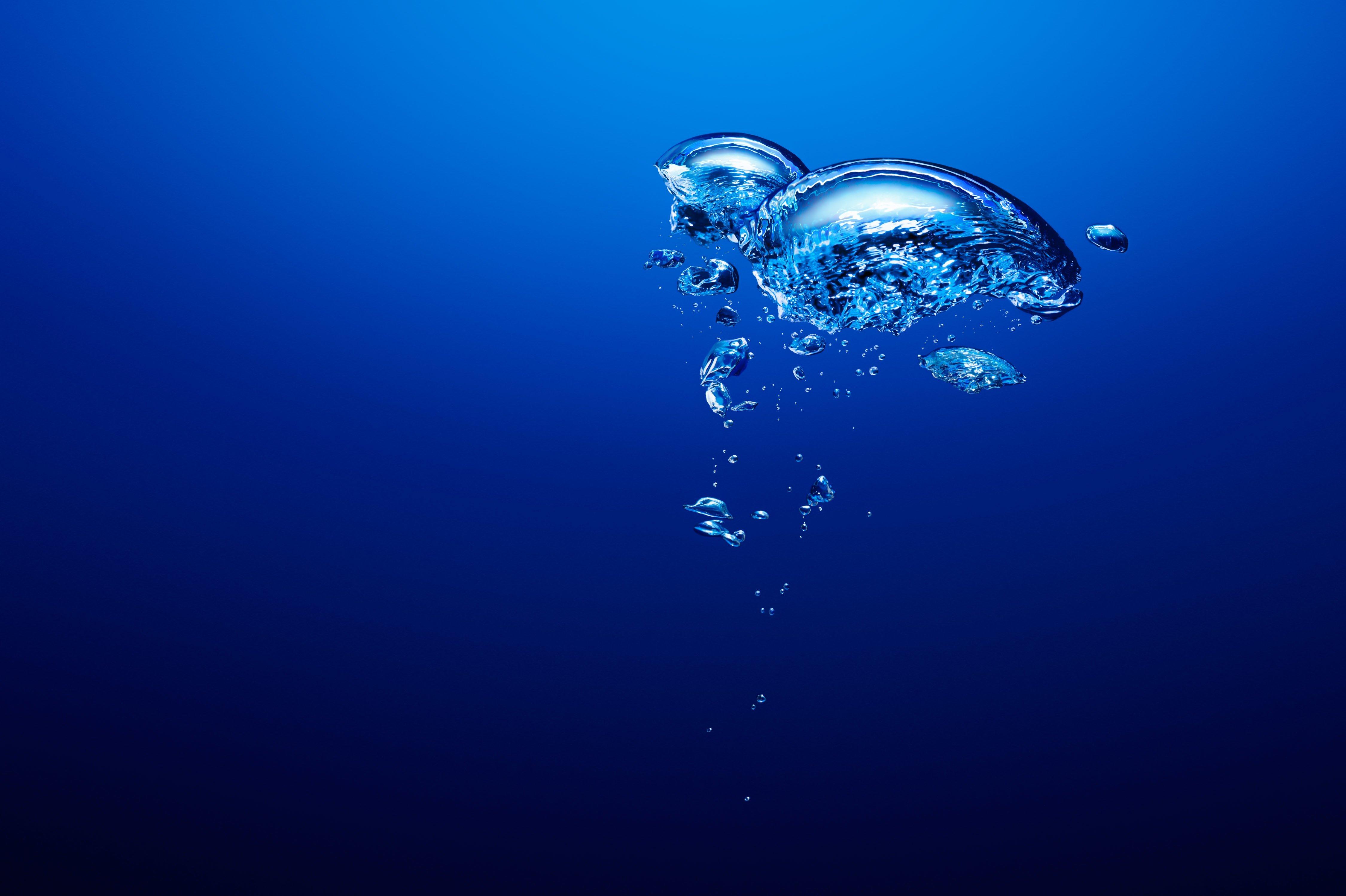 AdobeStock_66409959 Bubbles from the deep blue- orizzontal